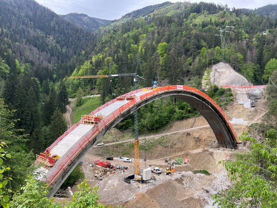 27 Vorhaben im Tiefbau in allen Teilen Südtirols werden 2024 im Auftrag des Landes weitergeführt. Auf Hochtouren laufen zum Beispiel die Arbeiten für die Erneuerung der Brücke beim Schloss Eschenlohe in St. Pankraz im Ultental. (Foto: LPA/Augustin Hueber)