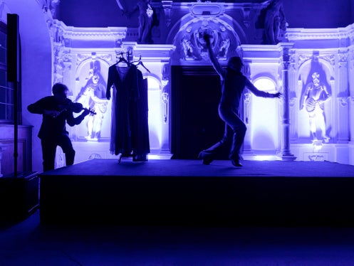 Una scena con l'attrice Sarah Kattih e il violinista Matthias Brommann durante la rappresentazione di “24 ore della vita di una donna” (Foto: ASP/Tiberio Sorvillo)