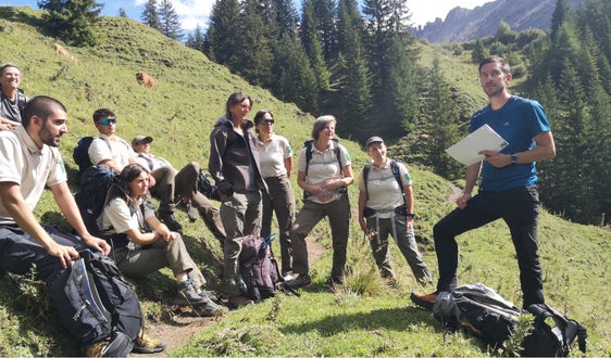 Die saisonalen Schutzgebietsbetreuer und -betreuerinnen schlossen mit einer Geologie-Fortbildung entlang des Geologensteigs mit Daniel Costantini (r.) vom Landesamt für Geologie und Baustoffprüfung ihren Naturschutzdienst ab. (Foto: LPA/Landesamt für Natur)