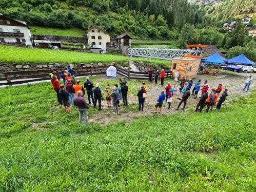 Der Direktor des Landesamtes für Hydrologie und Stauanlagen (im Bild ganz links) führte die Gruppe zur Pegelmessstelle in Stilfser Brücke, die am 24. Oktober im vergangenen Herbst eröffnet worden war. (Foto: LPA/Christoph Oberschmied)