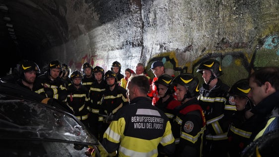 Simulazione di un incidente stradale in galleria: Il programma di formazione per i vigili del fuoco professionisti prevedeva anche l'assistenza tecnica (Foto: ASP/Vigili del fuoco Corpo permanente di Bolzano)