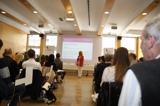 Im Rahmen eines Festaktes sind heute (3. Juni) die bestplatzierten Oberschülerinnen und Oberschüler der Mathematik-, Informatik-, Physik-, Chemie- und Philosophieolympiaden ausgezeichnet worden; vorne im Zentrum Koordinatorin Siglinde Doblander. (Foto: LPA/Bildungsdirektion/Verena Hilber)