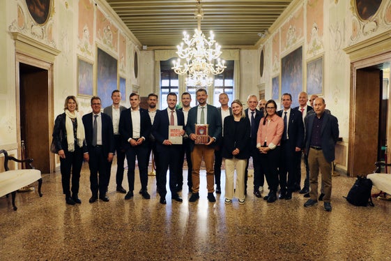 Die Delegationen aus Südtirol und der Stadt Venedig tauschte sich über Besucherlenkung aus (von links): Stefania Battaggia, Fabrizio D'Oria, Kurt Sagmeister. Michael Andergassen, Wolfgang Töchterle, Simone Venturini, Martin Vallazza, Daniel Alfreider, Patrick Dejaco, Silke Stabinger, Friederich Mittermair, Giovanni Santoro, Judith Rainer, Raffael Mooswalder, Marco Bettini, Francesco Bortoluzzi und Nicola Nardin (Foto: LPA/Ingo Dejaco)