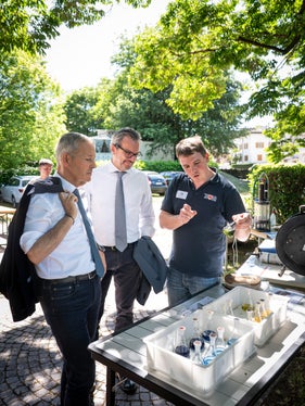 Landesrat Peter Brunner und der Leiferer Bürgermeister Giovanni Seppi informieren sich bei Vizeamtsdirektor Samuel Vorhauser (von links) über die Analysen der Limnologie. (Foto: LPA/Fabio Brucculeri)