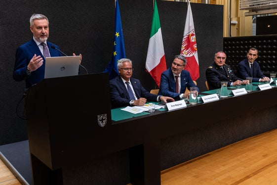 Was bisher in Südtirol umgesetzt worden sei und der heutige Vertrag gäben Zeugnis einer gut durchdachten gemeinsamen Arbeit mit Mehrwert für das Militär und die Bevölkerung, sagte heute Minister Guerini. (Foto: LPA/Ivo Corrà)