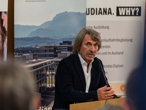 “Chi oggi studia Medicina contribuisce a plasmare l’assistenza sanitaria di domani. Per questo investiamo in una formazione di alta qualità sul territorio e creiamo prospettive per le giovani e i giovani dell’Alto Adige”, sottolinea l’assessore provinciale alla Prevenzione sanitaria e Salute Hubert Messner (Foto: USP)