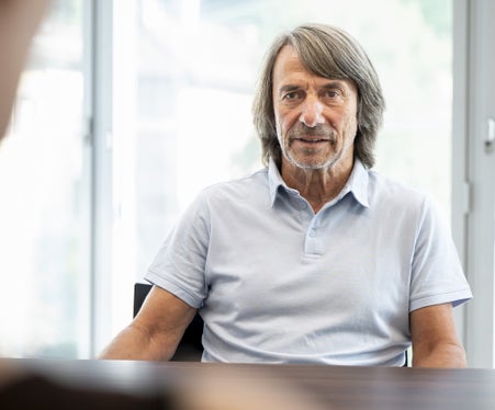 La prevenzione del suicidio inizia quando prendiamo sul serio la salute mentale, parliamo apertamente delle difficoltà e mostriamo alle persone che non sono sole con i loro problemi. Cercare aiuto è un segno di forza, sottolinea Hubert Messner, assessore provinciale alla Prevenzione sanitaria e Salute. (Foto: USP/Fabio Brucculeri)