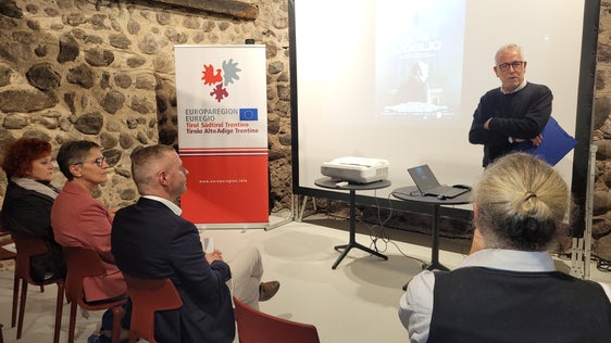 Maurizio Panizza, scrittore e vicepresidente dell'Ordine dei giornalisti del Trentino-Alto Adige, ha moderato la serata. (Foto: Euregio/Armin Gluderer)