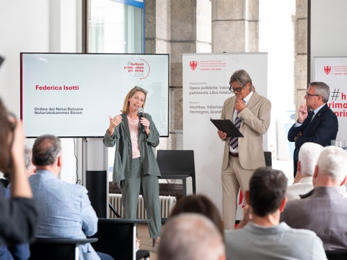 La conferenza stampa di metà mandato dell'assessore Christian Bianchi ha coinvolto anche i rappresentanti delle categorie professionali. Da sinistra a destra: il membro del consiglio notarile di Bolzano Federica Isotti, il direttore dell'Alto Adige e moderatore dell'evento Valentino Beccari e l'assessore Christian Bianchi. (Foto: USP/Fabio Brucculeri)