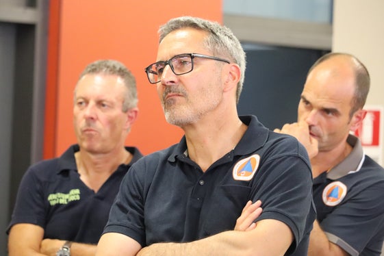 Punto della situazione con il presidente della Provincia Kompatscher (al centro): il vigile del fuoco del Corpo permanente Marco Baldasso (a sinistra) e il direttore dell’Ufficio Protezione Civile presso l’Agenzia per la Protezione civile Michael Gamper (a destra) (Foto: USP/Maja Clara)