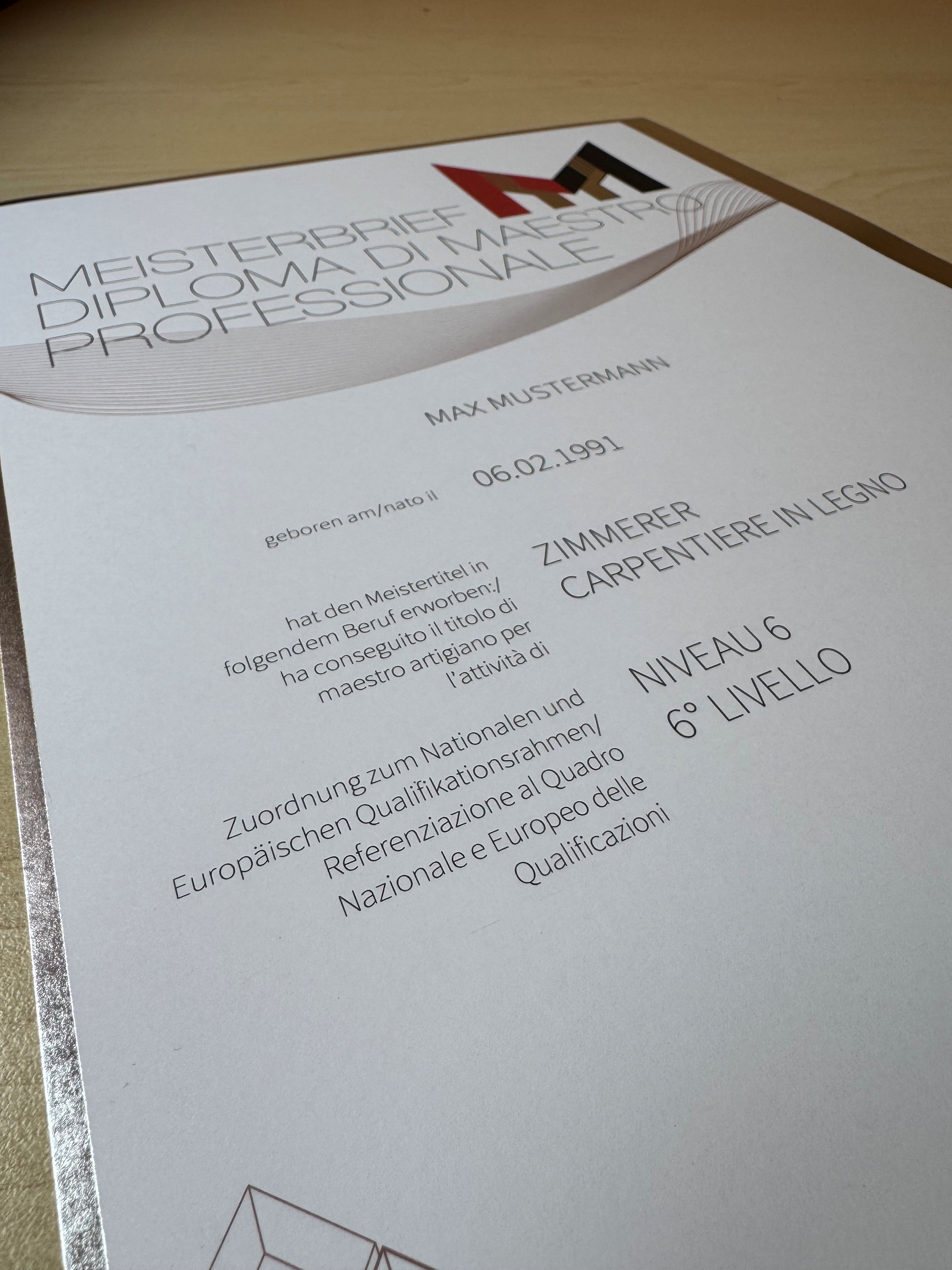 Con l'assegnazione al livello 6 del Quadro europeo delle qualifiche (QEQ/EQF), il titolo di maestro professionale e tecnico del commercio ottiene una classificazione riconosciuta a livello europeo, che semplifica le candidature o il riconoscimento dei titoli nei paesi dell'UE. (Foto: Ufficio Apprendistato e formazione dei maestri professionali)