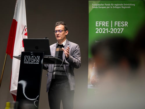 Über die wichtigsten Prioritäten und die dafür verplanten Geldmittel informierte Peter Paul Gamper, der Direktor des Amtes für europäische Integration, das für die Abwicklung des EFRE-Programms verantwortlich ist. (Foto: LPA/Fabio Brucculeri)