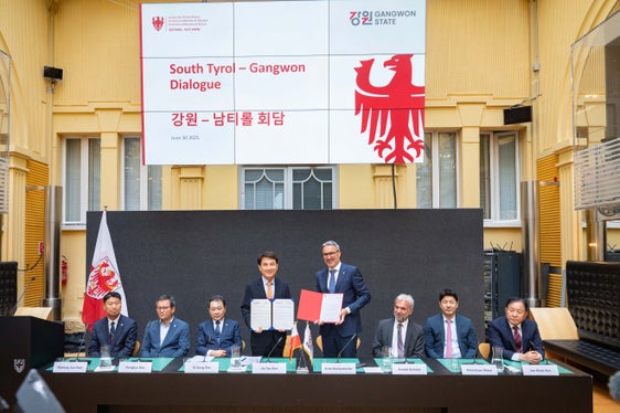 Il governatore Kim Jin-Tae (in piedi a sinistra) e il presidente della Provincia Arno Kompatscher si sono scambiati manifestazioni di amicizia. (Foto: USP/Greta Stuefer)