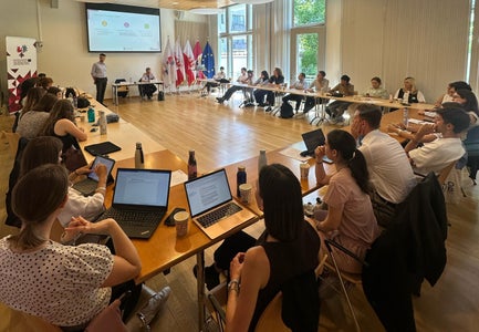 Parte della formazione: workshop e incontri - come qui presso la sede della Rappresentanza dell'Euregio a Bruxelles - con rappresentanti dell'UE, dei media e personalità dei territori dell'Euregio attive a Bruxelles (Foto: Euregio)