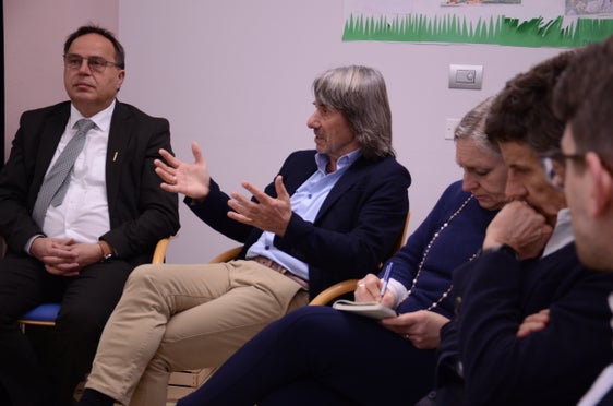 Im Gesundheitssprengel Wipptal traf sich Landesrat Hubert Messner zum Austausch mit den Mitarbeitenden des Spregels, Vertreterinnen und Vertretern der Allgemeinmedizin und dem Primar der Basismedizin Markus Markart. (Foto: LPA)