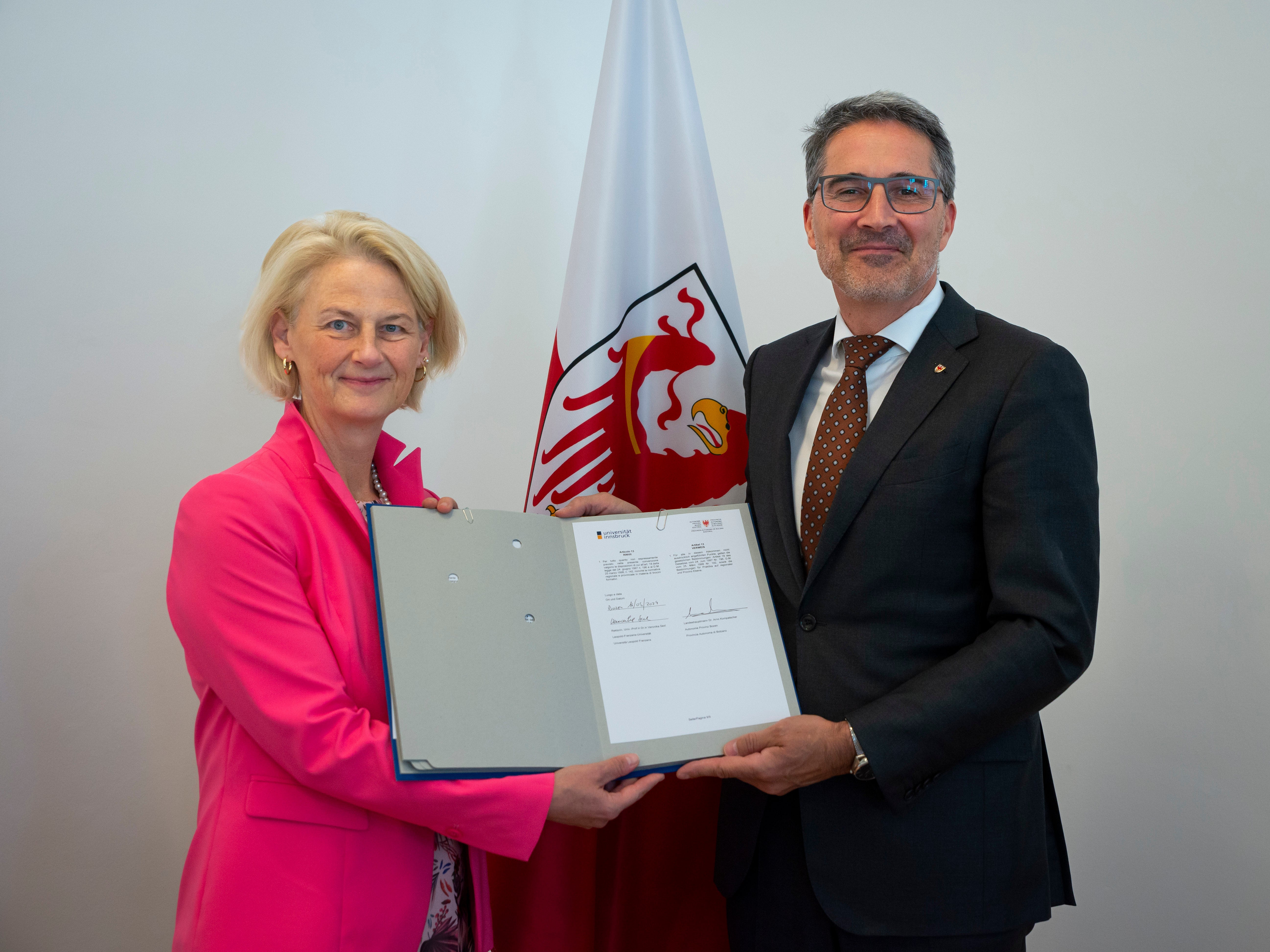 Il presidente Arno Kompatscher e la rettrice Veronika Sexl hanno siglato oggi (16 maggio) l’intesa che consentirà agli studenti dell'Università di Innsbruck di svolgere il tirocinio nell'Amministrazione provinciale (Foto: ASP/Fabio Brucculeri)