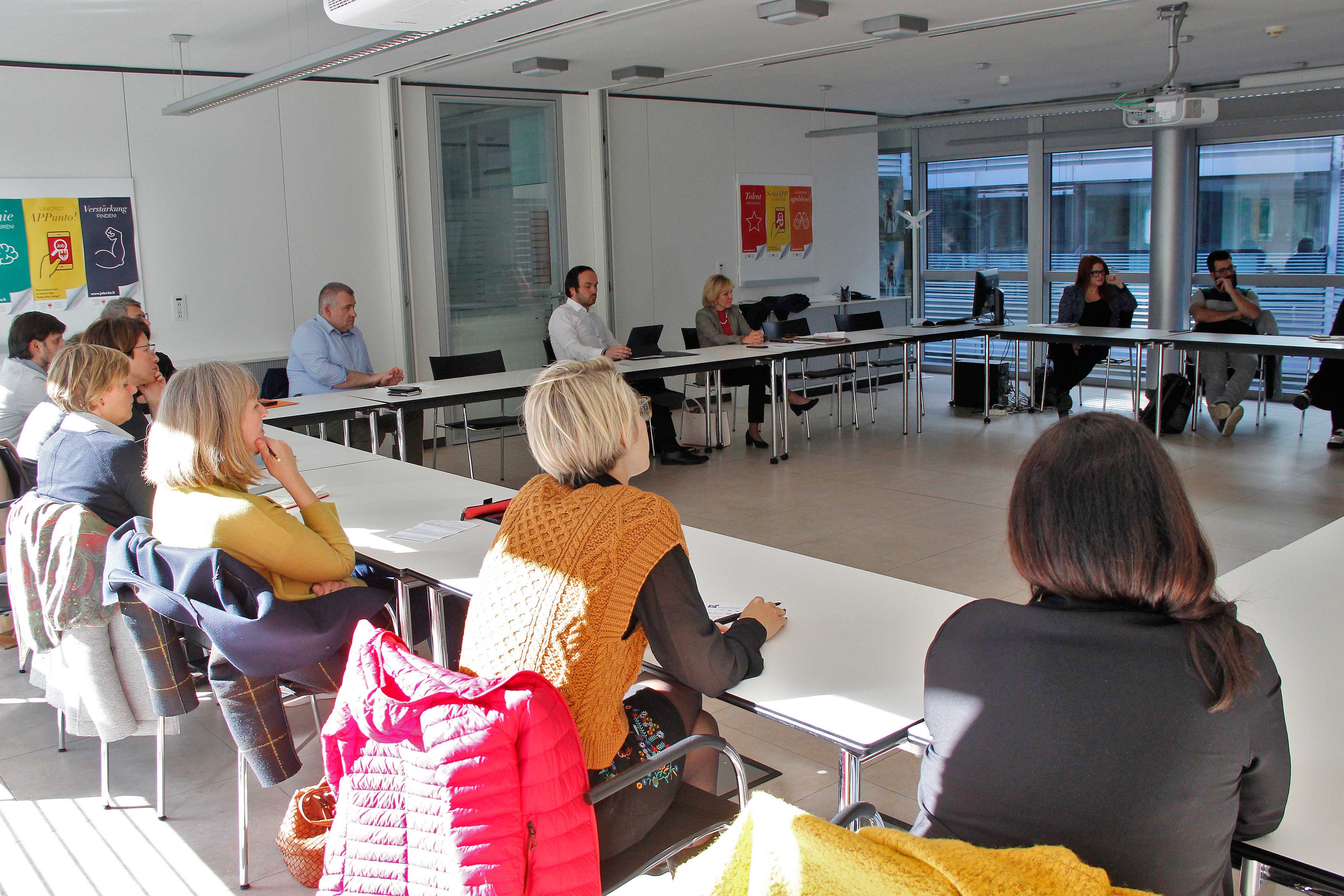 Un'immagine dell'incontro degli assessori Deeg ed Achammer con i rappresentanti delle organizzazioni che si occupano dell'accudimento pomeridiano (Foto: ASP/Greta Stuefer)