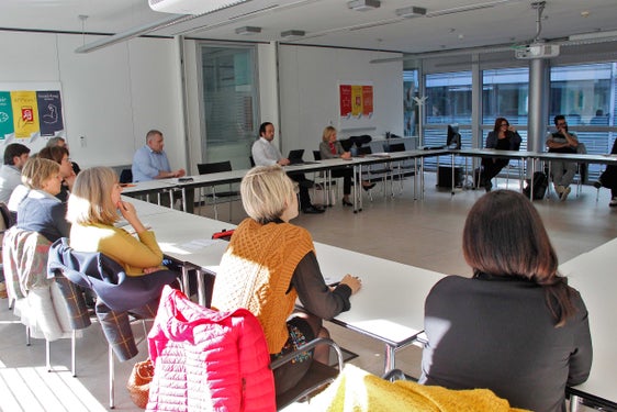 Un'immagine dell'incontro degli assessori Deeg ed Achammer con i rappresentanti delle organizzazioni che si occupano dell'accudimento pomeridiano (Foto: ASP/Greta Stuefer)