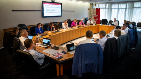 Die Landesregierung hat sich in einer ganztägigen Arbeitssitzung intensiv mit dem komplexen Thema des leistbaren Wohnraums für Südtirolerinnen und Südtiroler auseinandergesetzt. (Foto: LPA/Fabio Brucculeri)