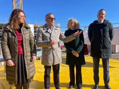 Wir ordnen ein strategisch wichtiges Areal neu, werten bestehendes öffentliches Vermögen auf und schafft für die Carabinieri einen modernen und funktionalen Sitz, von dem aus sie bestmöglich im Dienst und für die Sicherheit der Gemeinschaft von Eppan tätig sein kann, erklärt Landesrat Christian Bianchi (im Bild zweiter von links). (Foto: LPA/Thomas Laconi)