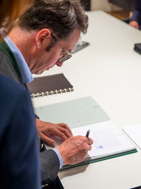 Damit kommen wir dem Ziel, den Ersatzbau in die Wege zu leiten, ein gutes Stück näher, sagte Maximilian Weh, zweiter Vorsitzender des DAV Sektion Landshut, der neben Bernhard Tschochner für die Sektion unterzeichnete. (Foto: LPA/Fabio Brucculeri)