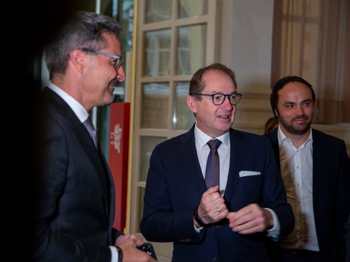 Landeshauptmann Kompatscher (l.) sprach von einem freundschaftlichen, fruchtbaren Austausch - im Bild im Gespräch mit Alexander Dobrindt (CSU) und Landesrat Achammer. (Foto: LPA/Fabio Brucculeri)