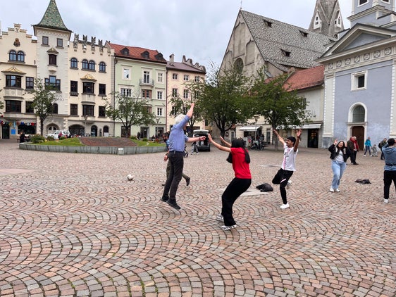 Una mattina di festa in piazza Duomo a Bressanone, teatro di una partita di calcio popolare tra una classe della Scuola professionale Enrico Mattei di Bressanone e una classe della Scuola professionale Guglielmo Marconi di Merano. (Foto: USP)