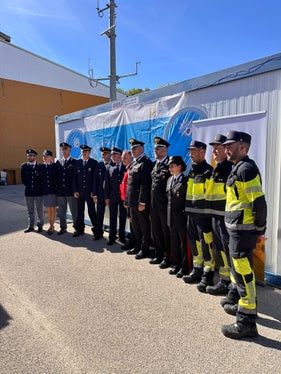 Bewährte Zusammenarbeit auf der Wiesn: Auch heuer sind Bozner Berufsfeuerwehrmänner (rechts im Bild) an zwei Wochenenden in München im Einsatz. (Foto: LPA/Berufsfeuerwehr Bozen)