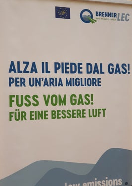 Progetto BrennerLEC lungo l'A22: riducendo la velocità di percorrenza si migliora la qualità dell'aria e la fluidità del traffico. (Foto: ASP/Thomas Laconi)