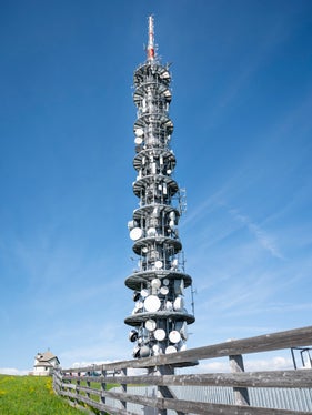 La festa per l'anniversario a Plan de Corones, a 2.275 metri di altitudine, ha offerto agli ospiti invitati, oltre a una vista spettacolare, anche uno sguardo sullo sviluppo tecnico e sull'impegno che si cela dietro le quinte di un'azienda speciale della Provincia. (Foto: USP/Fabio Brucculeri)