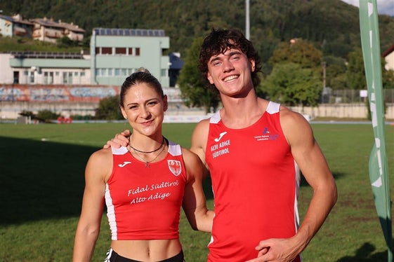 Nathalie Kofler (oro nel salto con l’asta) e Daniele Tomasi (bronzo nei 400 ostacoli) hanno contribuito al secondo posto della selezione Alto Adige-Südtirol al Meeting Arge Alp 2026 di Pergine Valsugana. (Foto: FIDAL)