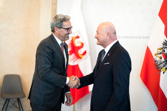 Landeshauptmann Arno Kompatscher (links) traf in Wien Bundeskanzler Christian Stocker (rechts) zu einem Gespräch über die Autonomiereform. (Foto: BKA/Christopher Dunker)