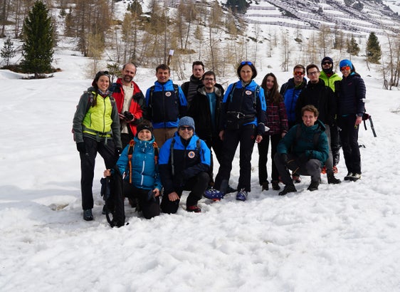 Il gruppo dell'Università di Trento con collaboratori e collaboratrici dell'Ufficio meteorologia e prevenzione valanghe e del Centro funzionale. (Foto: Agenzia per la protezione civile/Ufficio meteorologia e prevenzione valanghe)