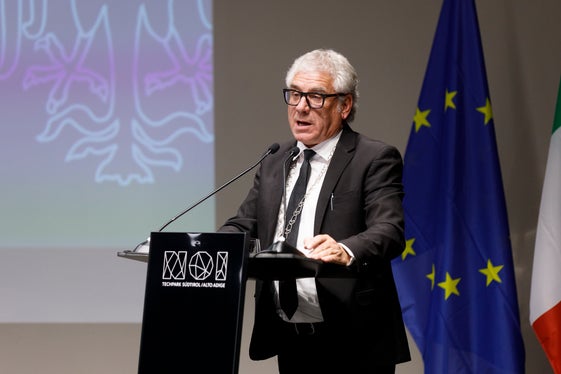 Gemeindenverbandspräsident Andreas Schatzer bei der heutigen Landessicherheitskonferenz: Die Unterstützung der Zusammenarbeit zwischen Staat und Gemeinden ist sehr wichtig, denn gemeinsam können wir die Voraussetzungen schaffen, dass die Ortspolizei ihre wichtige Rolle bei der Gewährleistung von Ordnung und Wohlstand in unseren Gemeinden besser erfüllen kann. (Foto: LPA/Tiberio Sorvillo)