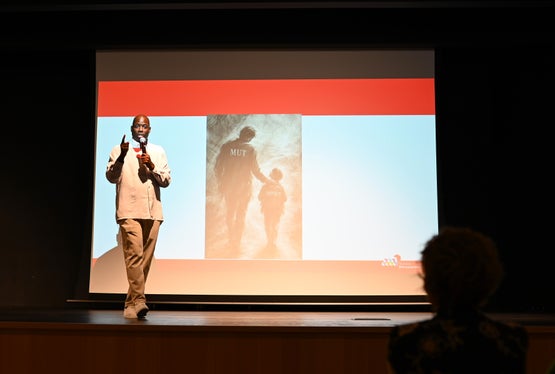 Orientierung geben, Fähigkeiten stärken und Vorbild sein: Kelechi Onyele stellte die begleitende Rolle von Führungskräften und pädagogischem Personal in den Mittelpunkt. (Foto: LPA/Deutsche Bildungsdirektion/Margit Pichler)