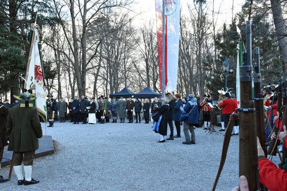 Die Ehrensalve feuerte die Schützenkompanie Wilten (rechts) ab, die Stadtmusikkapelle Wilten stellte eine Bläsergruppe.(Foto: Land Tirol/Schwarz)
