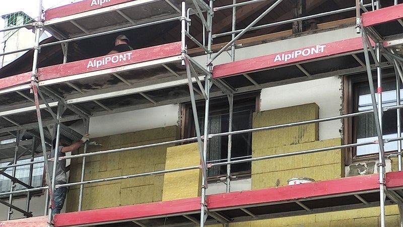 L'Unione Europea mette a disposizione un finanziamento fino a 3 milioni di euro per progetti di ristrutturazione energetica degli edifici pubblici in Alto Adige. Gli enti locali, come i Comuni e le Comunità comprensoriali, nonché le società pubbliche possono presentare proposte progettuali fino al 24 ottobre 2024 per rinnovare gli edifici pubblici in termini di efficientamento energetico. (Foto: ASP)