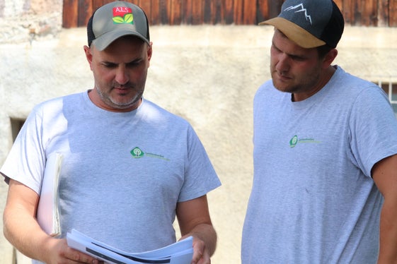 Ein Blick in die Statistik der vergangenen Wochen: Bereichsleiter Stephan Raffl (links) und Betriebsleiter Max Mitterhofer (Foto: LPA/Maja Clara)