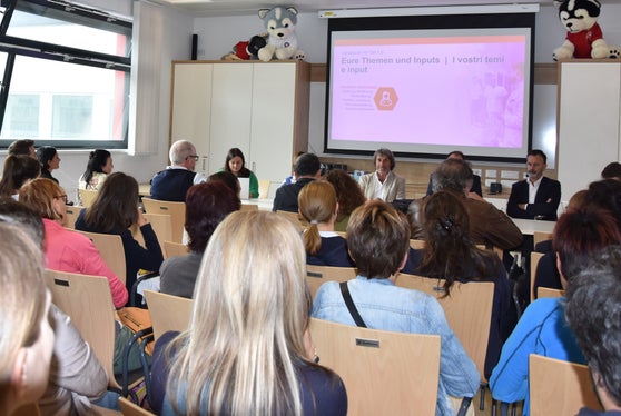 “Fate molto, spesso anche dietro le quinte, e per questo meritate un particolare riconoscimento”, ha affermato l'assessore provinciale Hubert Messner (al centro) elogiando l'impegno dei collaboratori del settore sanitario di Vipiteno. (Foto: USP/Angelika Schrott)