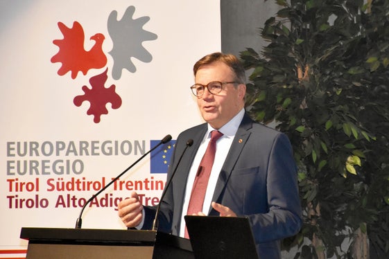 Der derzeitige Euregio-Präsident und Landeshauptmann von Tirol, Günther Platter, plädierte gestern Abend dafür, gemeinsam mit jungen Menschen tragfähige Lösungen für die drängendsten Probleme unserer Zeit zu entwickeln. (Foto: Land Tirol/Konrad Pölzl)