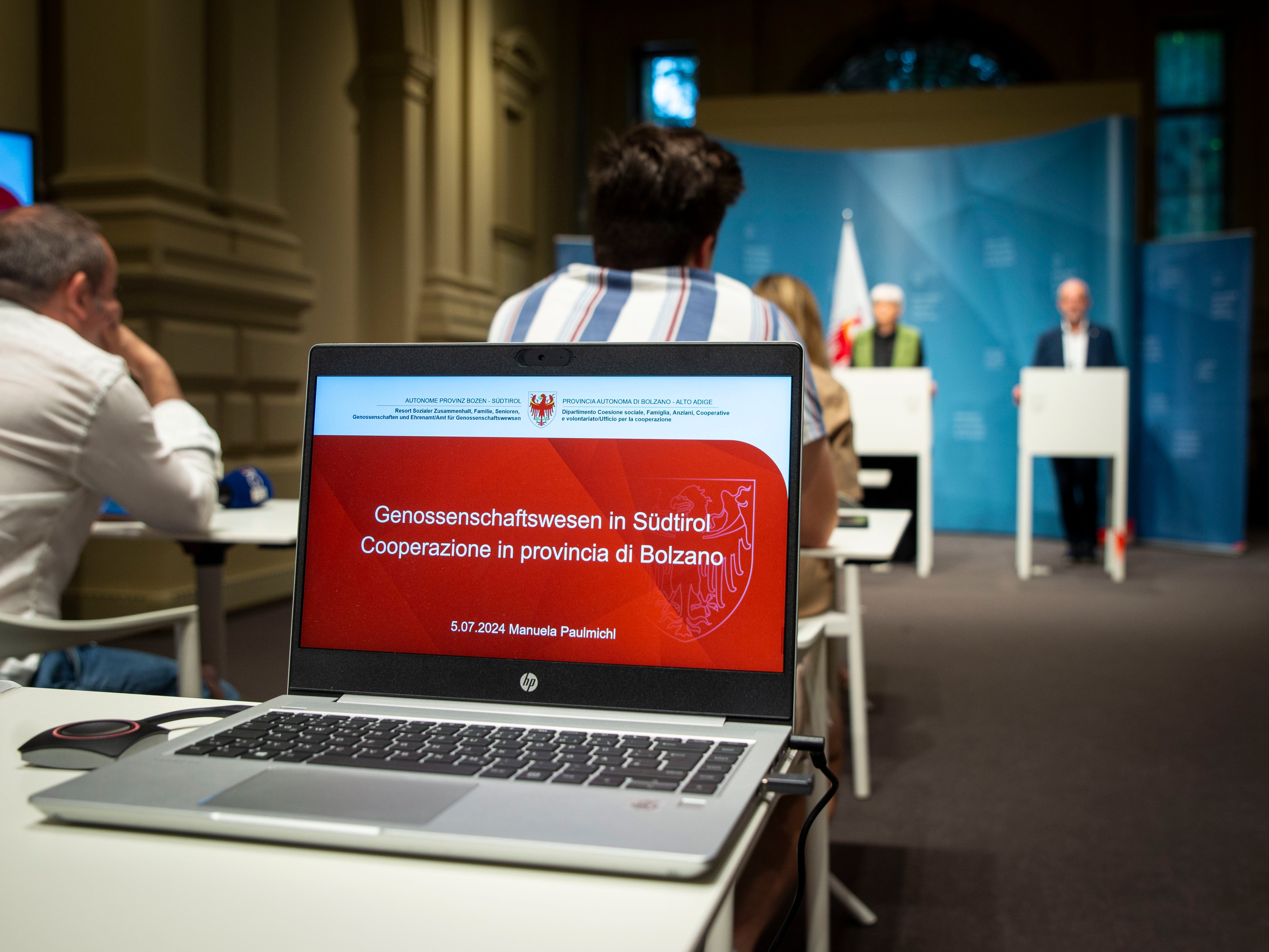 L'Ufficio provinciale per la cooperazione, in collaborazione con Confidi Alto Adige, ha redatto una guida per le cooperative, che verrà presentata ed illustrata giovedì 5 giugno nell'aula 004 del Palazzo Provinciale 11 a Bolzano. (Foto: USP/Fabio Brucculeri)