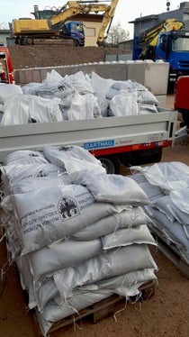 I sacchi pieni di sabbia sono una barriera collaudata contro le inondazioni: centinaia ne sono stati allestiti durante l'esercitazione. (Foto: ASP/Vigili del Fuoco Volontari Settequerce)