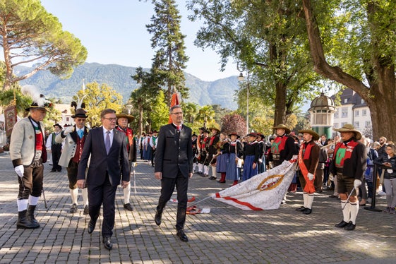 I presidenti Kompatscher e Platter nel corso della cerimonia (Foto: Land Tirol / Die Fotografen) 