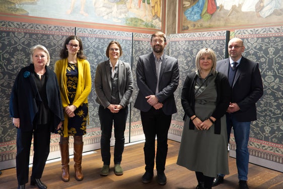 Prevenzione dei danni e gestione delle emergenze in biblioteche storiche, archivi e musei: lavorare in rete per prevenire le emergenze. Nella foto (da sinistra), la soprintendente provinciale Karin Dalla Torre, Angelika Pedron, Laura Scherr, Björn Schmidt, Eleonora Canobbio e Gustav Pfeifer (Foto: USP/Archivio provinciale)
