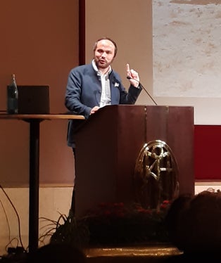 Unsere Musikschulen bieten allen Interessierten auf höchstem Niveau die Möglichkeit, Neues zu entdecken, Fertigkeiten zu vertiefen und vor allem die Passion zur Musik zu festigen: Landesrat Achammer beim Eröffnungstag der Deutschen und ladinischen Musikschulen (Foto: LPA/Landesmusikschuldirektion)