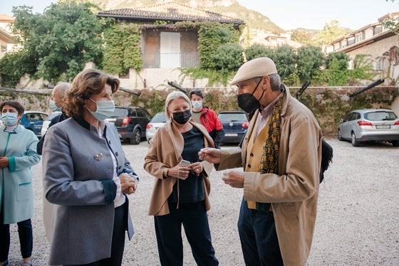 LRin Hochgruber Kuenzer und Landeskonservatorin Dalla Torre im Gespräch mit dem Künstler Manfred Alois Mayr (Foto: LPA/Claudia Corrent)
