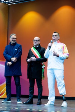 Il presidente della Provincia Arno Kompatscher, il sindaco di Bolzano Claudio Corrarati e il presidente del Comitato provinciale paralimpico Alessandro Colombo durante la cerimonia di accoglienza della fiamma paralimpica. (Foto: USP/Manuela Tessaro)