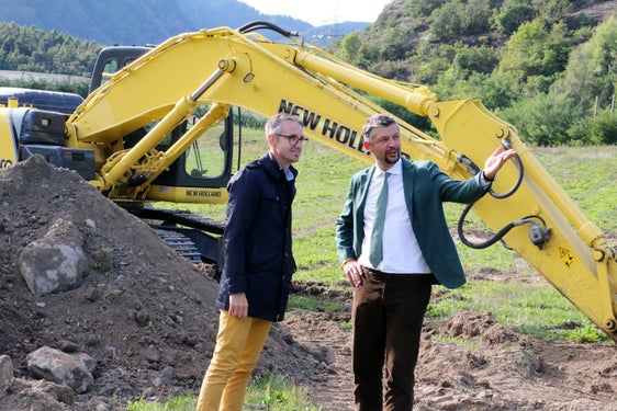 Durch die Riggertalschleife können Bahnfahrgäste, die auf der Strecke Bozen-Bruneck unterwegs sind, in Zukunft 15 Minuten Zeit sparen. Mobilitätslandesrat Daniel Alfreider und der Bürgermeister von Schabs, Alexander Überbracher, waren kürzlich auf Lokalaugenschein auf der Baustelle. (Foto: LPA/Ingo Dejaco)