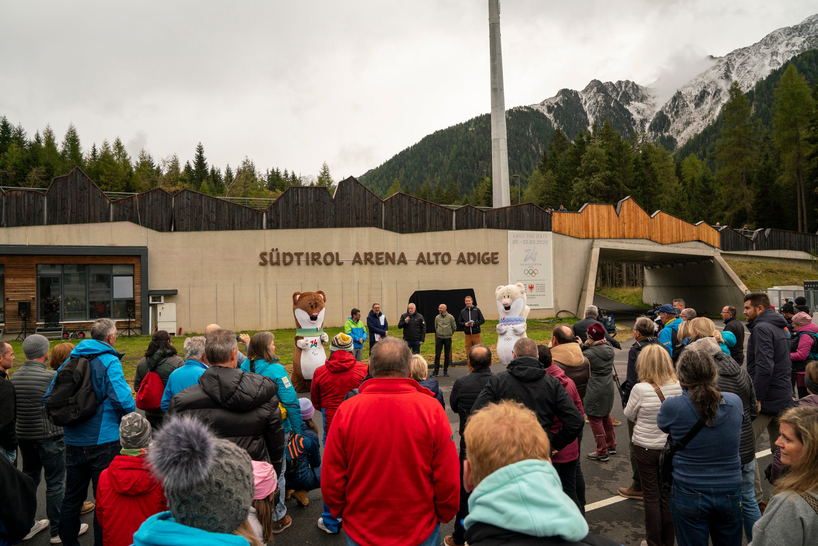 Grande successo per la giornata delle porte aperte alla Olympic Arena Alto Adige, lo stadio del biathlon di Anterselva. Per tutta la giornata oltre 1000 visitatrici e visitatori hanno potuto accedere nell'impianto che a febbraio ospiterà le gare di biathlon delle Olimpiadi invernali. (Foto: USP/Daniel Von Johnston)