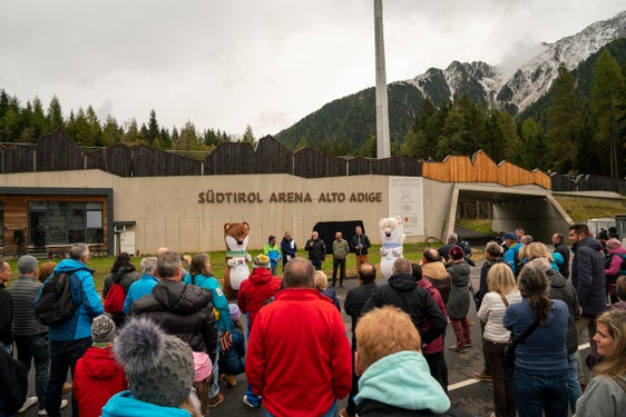 Grande successo per la giornata delle porte aperte alla Olympic Arena Alto Adige, lo stadio del biathlon di Anterselva. Per tutta la giornata oltre 1000 visitatrici e visitatori hanno potuto accedere nell'impianto che a febbraio ospiterà le gare di biathlon delle Olimpiadi invernali. (Foto: USP/Daniel Von Johnston)